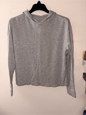 Vineyard Vines size XL (16) hoodie tee